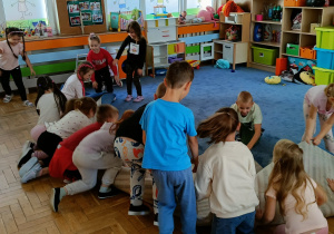 Dzieci podczas poszukiwania ukrytego skarbu