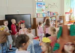 Bal Jesieni – dzieci powitały pierwszy jesienny dzień podczas wesołej zabawy. Były tańce, wspólne pląsy i dużo radości, a wyjątkowego charakteru spotkaniu dodały piękne, jesienne stroje. To był kolorowy i pełen uśmiechu dzień