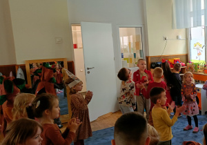 Bal Jesieni – dzieci powitały pierwszy jesienny dzień podczas wesołej zabawy. Były tańce, wspólne pląsy i dużo radości, a wyjątkowego charakteru spotkaniu dodały piękne, jesienne stroje. To był kolorowy i pełen uśmiechu dzień