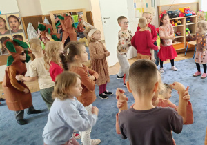 Bal Jesieni – dzieci powitały pierwszy jesienny dzień podczas wesołej zabawy. Były tańce, wspólne pląsy i dużo radości, a wyjątkowego charakteru spotkaniu dodały piękne, jesienne stroje. To był kolorowy i pełen uśmiechu dzień