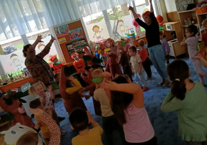 Bal Jesieni – dzieci powitały pierwszy jesienny dzień podczas wesołej zabawy. Były tańce, wspólne pląsy i dużo radości, a wyjątkowego charakteru spotkaniu dodały piękne, jesienne stroje. To był kolorowy i pełen uśmiechu dzień