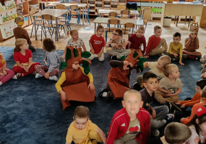 Bal Jesieni – dzieci powitały pierwszy jesienny dzień podczas wesołej zabawy. Były tańce, wspólne pląsy i dużo radości, a wyjątkowego charakteru spotkaniu dodały piękne, jesienne stroje. To był kolorowy i pełen uśmiechu dzień