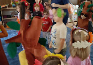 Bal Jesieni – dzieci powitały pierwszy jesienny dzień podczas wesołej zabawy. Były tańce, wspólne pląsy i dużo radości, a wyjątkowego charakteru spotkaniu dodały piękne, jesienne stroje. To był kolorowy i pełen uśmiechu dzień