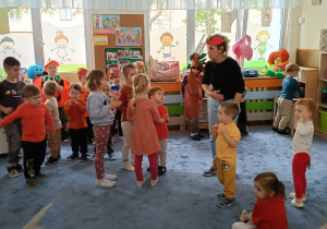 Bal Jesieni – dzieci powitały pierwszy jesienny dzień podczas wesołej zabawy. Były tańce, wspólne pląsy i dużo radości, a wyjątkowego charakteru spotkaniu dodały piękne, jesienne stroje. To był kolorowy i pełen uśmiechu dzień