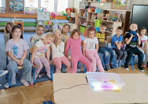 Nauka nie musi być nudna! Dzieci podczas zajęć wykonywały ciekawe eksperymenty, samodzielnie odkrywały tajemnice otaczającego świata i z ogromnym zaangażowaniem obserwowały efekty swoich działań. Było dużo radości, zabawy i… nauki przez doświadczenie!