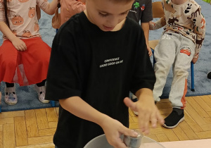 Nauka nie musi być nudna! Dzieci podczas zajęć wykonywały ciekawe eksperymenty, samodzielnie odkrywały tajemnice otaczającego świata i z ogromnym zaangażowaniem obserwowały efekty swoich działań. Było dużo radości, zabawy i… nauki przez doświadczenie!
