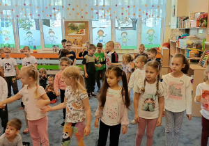 Dzieci wspólnie bawiły się przy muzyce, śpiewały piosenki i uczestniczyły w radosnych tańcach. Była to wspaniała okazja do wspólnej zabawy, rozwijania muzycznej wrażliwości i integracji całej przedszkolnej społeczności.