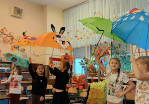 Dzieci wspólnie bawiły się przy muzyce, śpiewały piosenki i uczestniczyły w radosnych tańcach. Była to wspaniała okazja do wspólnej zabawy, rozwijania muzycznej wrażliwości i integracji całej przedszkolnej społeczności.
