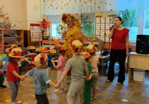 Dzieci wspólnie bawiły się przy muzyce, śpiewały piosenki i uczestniczyły w radosnych tańcach. Była to wspaniała okazja do wspólnej zabawy, rozwijania muzycznej wrażliwości i integracji całej przedszkolnej społeczności.