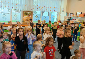 Dzieci wspólnie bawiły się przy muzyce, śpiewały piosenki i uczestniczyły w radosnych tańcach. Była to wspaniała okazja do wspólnej zabawy, rozwijania muzycznej wrażliwości i integracji całej przedszkolnej społeczności.