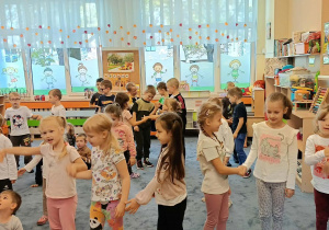 Dzieci wspólnie bawiły się przy muzyce, śpiewały piosenki i uczestniczyły w radosnych tańcach. Była to wspaniała okazja do wspólnej zabawy, rozwijania muzycznej wrażliwości i integracji całej przedszkolnej społeczności.
