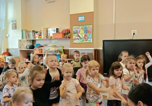 Dzieci wspólnie bawiły się przy muzyce, śpiewały piosenki i uczestniczyły w radosnych tańcach. Była to wspaniała okazja do wspólnej zabawy, rozwijania muzycznej wrażliwości i integracji całej przedszkolnej społeczności.