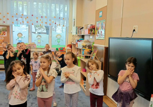 Dzieci wspólnie bawiły się przy muzyce, śpiewały piosenki i uczestniczyły w radosnych tańcach. Była to wspaniała okazja do wspólnej zabawy, rozwijania muzycznej wrażliwości i integracji całej przedszkolnej społeczności.
