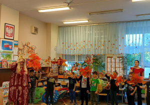 Dzieci wspólnie bawiły się przy muzyce, śpiewały piosenki i uczestniczyły w radosnych tańcach. Była to wspaniała okazja do wspólnej zabawy, rozwijania muzycznej wrażliwości i integracji całej przedszkolnej społeczności.