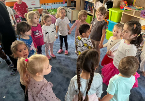 Zdjęcie przedstawia dzieci podczas zabaw w trakcie dnia kropki