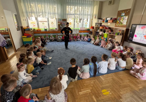 Zdjęcie przedstawia dzieci podczas zabaw w trakcie dnia kropki