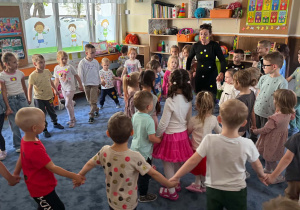Zdjęcie przedstawia dzieci podczas zabaw w trakcie dnia kropki