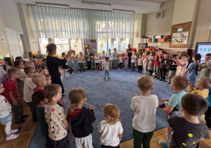 Zdjęcie przedstawia dzieci podczas zabaw w trakcie dnia kropki