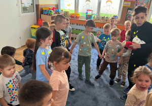 Zdjęcie przedstawia dzieci podczas zabaw w trakcie dnia kropki