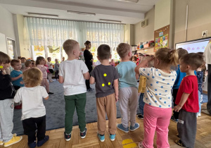 Zdjęcie przedstawia dzieci podczas zabaw w trakcie dnia kropki