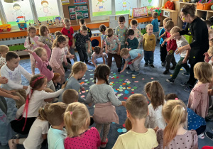 Zdjęcie przedstawia dzieci podczas zabaw w trakcie dnia kropki