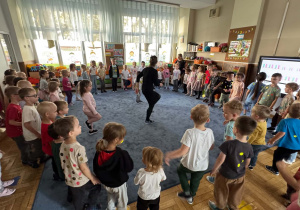Zdjęcie przedstawia dzieci podczas zabaw w trakcie dnia kropki