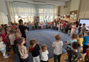 Zdjęcie przedstawia dzieci podczas zabaw w trakcie dnia kropki