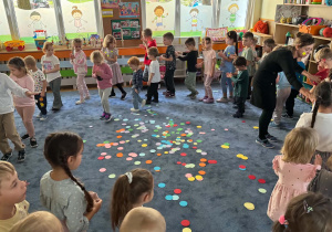 Zdjęcie przedstawia dzieci podczas zabaw w trakcie dnia kropki