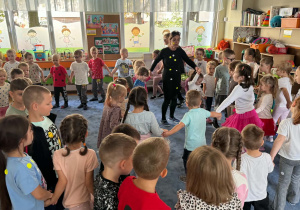 Zdjęcie przedstawia dzieci podczas zabaw w trakcie dnia kropki