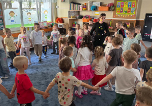 Zdjęcie przedstawia dzieci podczas zabaw w trakcie dnia kropki