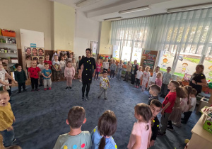Zdjęcie przedstawia dzieci podczas zabaw w trakcie dnia kropki