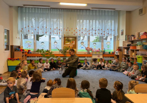 Zdjęcie przedstawia dzieci podczas dnia drzewa