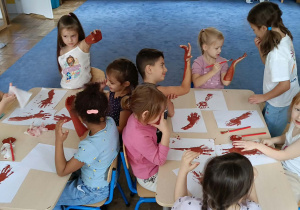 Dzieci malujące drzewo rękoma
