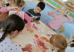 Dzieci malujące drzewo rękoma