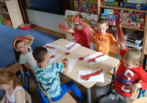 Dzieci malujące drzewo rękoma