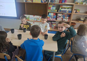 Dzieci pijące sok własnej produkcji