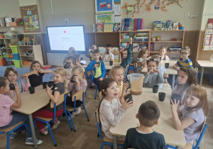Dzieci pijące sok własnej produkcji