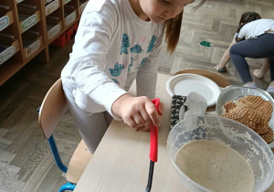 Dzieci przygotowujące gofry