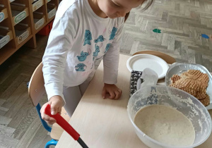 Dzieci przygotowujące gofry