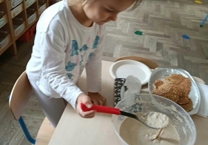 Dzieci przygotowujące gofry