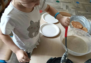 Dzieci przygotowujące gofry