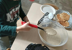 Dzieci przygotowujące gofry
