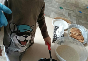 Dzieci przygotowujące gofry