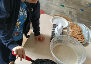 Dzieci przygotowujące gofry
