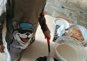 Dzieci przygotowujące gofry