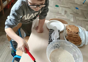 Dzieci przygotowujące gofry