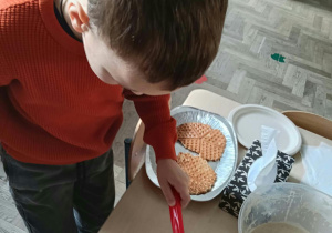 Dzieci przygotowujące gofry