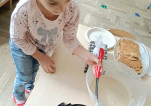 Dzieci przygotowujące gofry