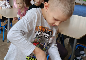 Dzieci przygotowujące gofry