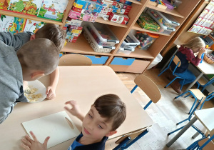 Dzieci przygotowujące gofry